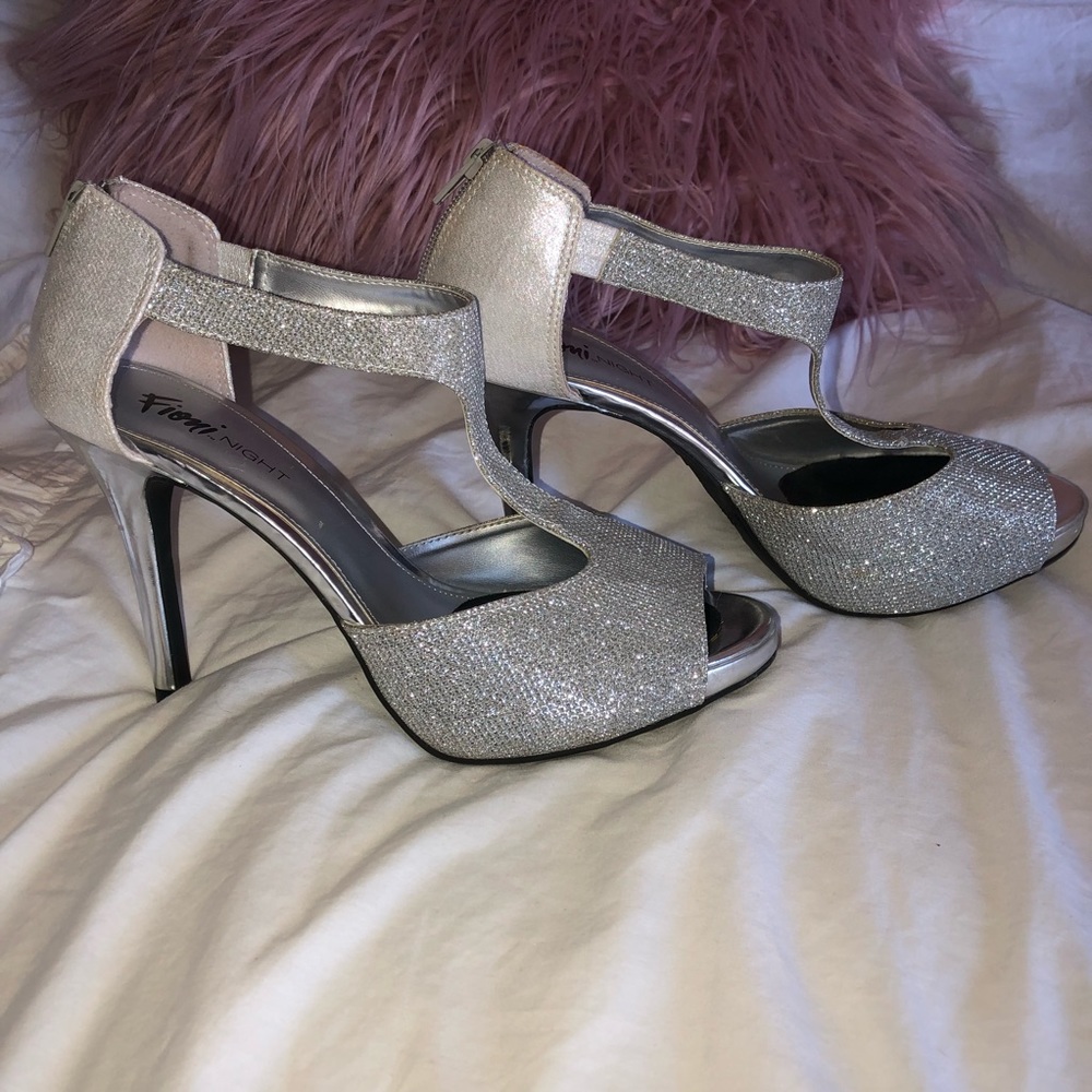 Silver heels - Picture 2 of 2